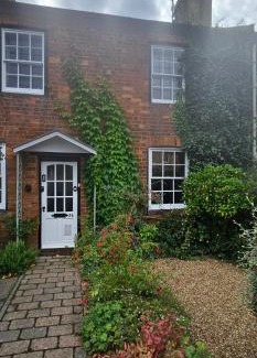 Stony Stratford Casa | Victorian Retro Cottage in Stony Stratford Centre
