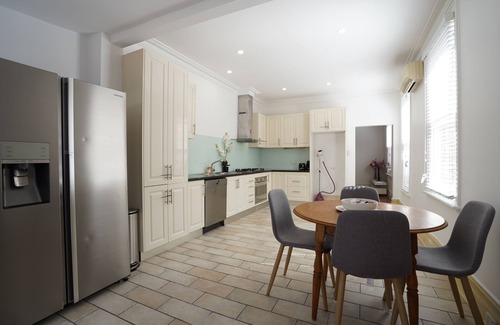 Carlton North Apartamento | victorian style architecture in Carlton centre, 10 mins to Melbourne CBD