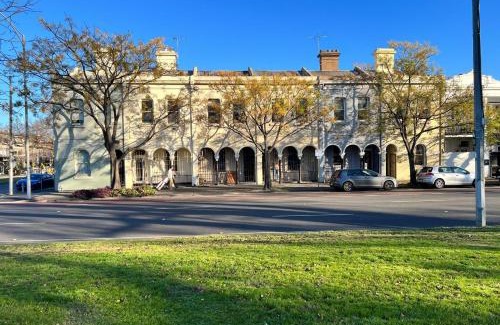 East Melbourne Casa | Victorian Terrace in the heart of it all!