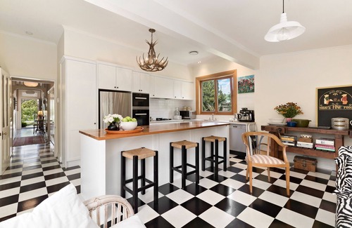 Lowburn Casa | Victorian Villa - Cromwell Holiday Home