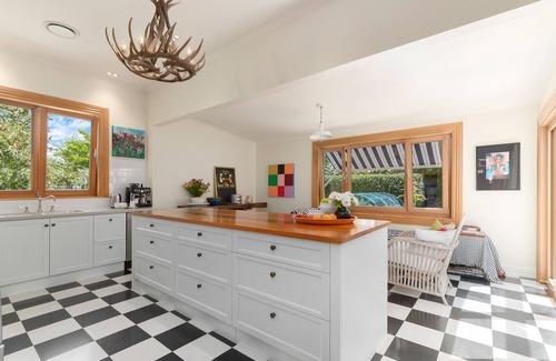 Lowburn Casa | Victorian Villa - Cromwell Holiday Home