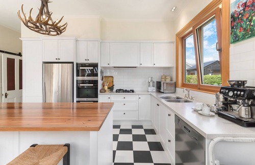 Lowburn Casa | Victorian Villa - Cromwell Holiday Home