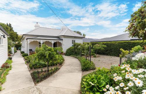 Lowburn Casa | Victorian Villa - Cromwell Holiday Home