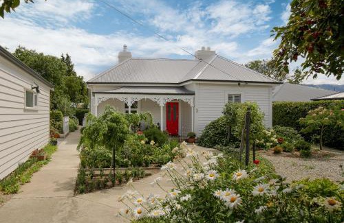 Lowburn Casa | Victorian Villa - Cromwell Holiday Home
