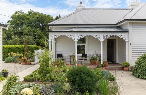 Lowburn Casa | Victorian Villa - Cromwell Holiday Home