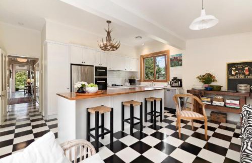 Lowburn Casa | Victorian Villa - Cromwell Holiday Home
