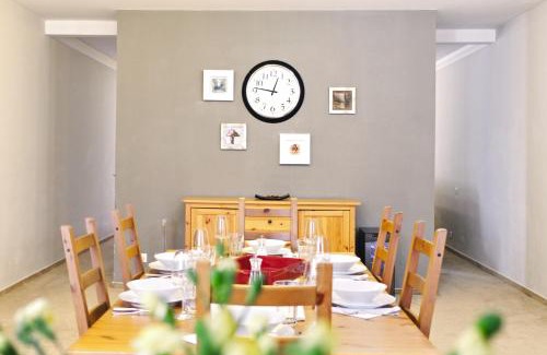 Troja Apartamento | ViDa Prostorný 220 m2 3BR Apartmán s Krbem a Zahradou, Ideální pro Rodiny