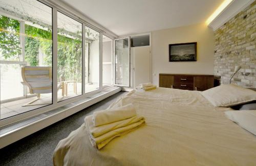 Troja Apartamento | ViDa Prostorný 220 m2 3BR Apartmán s Krbem a Zahradou, Ideální pro Rodiny