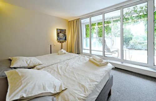 Troja Apartamento | ViDa Prostorný 220 m2 3BR Apartmán s Krbem a Zahradou, Ideální pro Rodiny