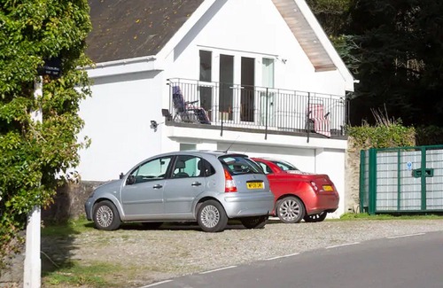 Plymouth Casa | View of River, spacious balcony, WIFI, Private Parking, Dog friendly, EV point.