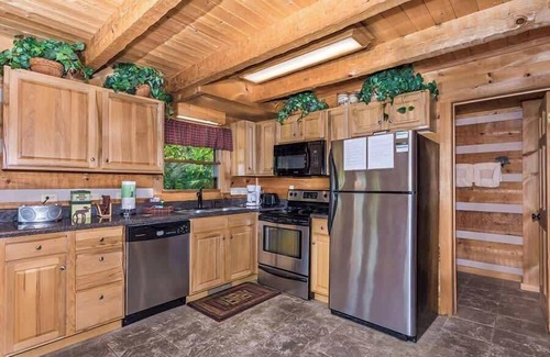 Gatlinburg - Pigeon Forge Cabina | Cabina privada de registro de Smoky Mtn con excelente vista a la montaña ¡Bañera de hidromasaje! Mesa de billar, WiFi