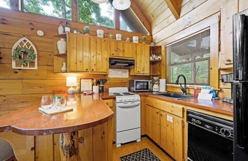 Sevierville Cabina | View! Private Log Cabin, Fireplace, Hot tub, RELAX
