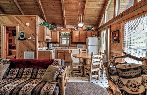 Gatlinburg - Pigeon Forge Cabina | Hermosa vista, estudio privado Cabina de registro, jacuzzi, capacidad para 2 personas, 1 baño, GSMNP