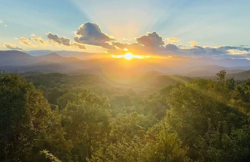 Marion Casa | View to Remember-3 miles to downtown & Lake James, hot tub, mountain views