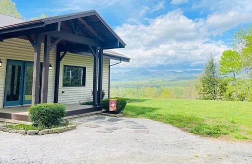Marion Casa | View to Remember-3 miles to downtown & Lake James, hot tub, mountain views