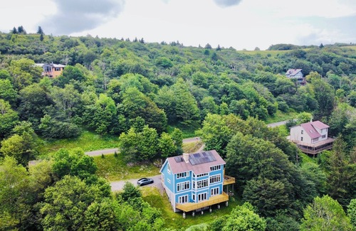 Old Timberline Casa | VIEW!VIEW! 5BR 5BA, Hot tub,Internet,EV Charger, Mins to Ski, Walks to DollySods