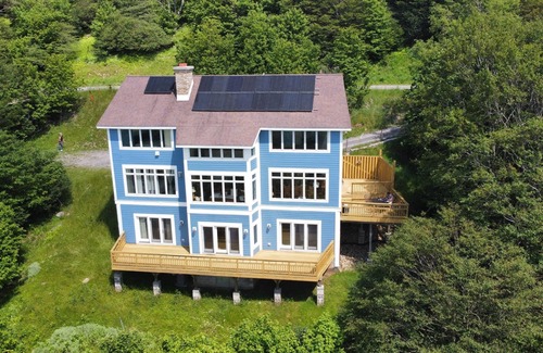 Old Timberline Casa | VIEW!VIEW! 5BR 5BA, Hot tub,Internet,EV Charger, Mins to Ski, Walks to DollySods