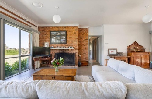 Shoreham Casa | Viewbank Homestead - A Sprawling Garden Estate