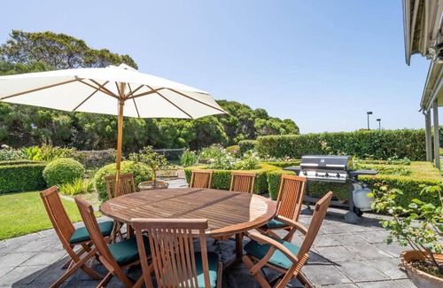 Shoreham Casa | Viewbank Homestead - A Sprawling Garden Estate