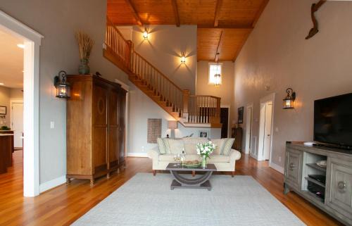 Laurel Ridge Casa | Viewmont Deck, Fire Pit & Breathtaking Mountain Views!