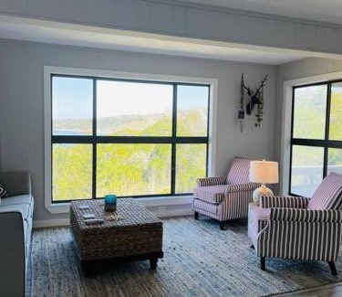 Canyon Lake Casa | VIEWS, Canyon Lake, Newly Remodeled, Close to RIVER, BEST location, with a Fire Pit