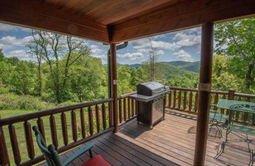 Sparta Casa | VIEWS, Fire Pit, Dogs Welcome, Fenced Yard! Close to New River Outfitters!