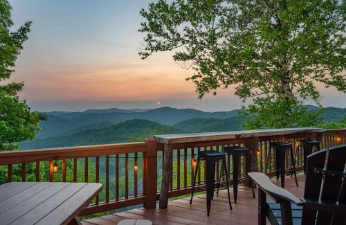 Wolf Laurel Casa | Views For Miles HotTub-PoolTable FirePit Remodeled