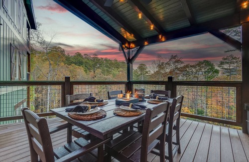 Sevierville Cabina | VIEWS/ Heated Pool/ Hot tub/ 15 min to Attractions