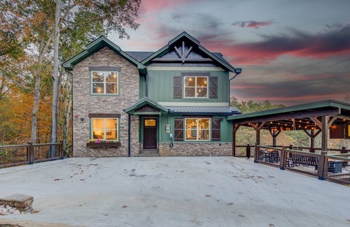 Sevierville Cabina | VIEWS/ Heated Pool/ Hot tub/ 15 min to Attractions