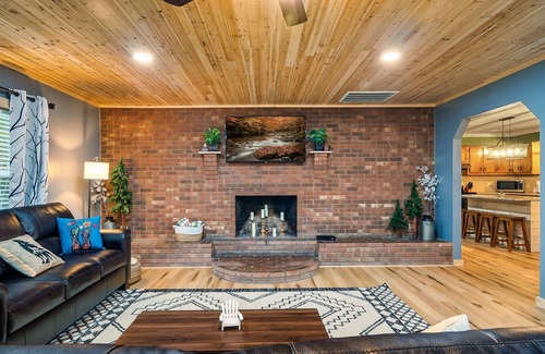 Gatlinburg - Pigeon Forge Casa | Views, Hot Tub, Close to Dollywood, Gatlinburg and Smoky Mountain National Park