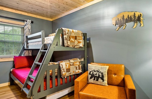 Gatlinburg - Pigeon Forge Casa | Views, Hot Tub, Close to Dollywood, Gatlinburg and Smoky Mountain National Park