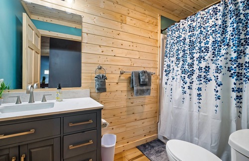 Gatlinburg - Pigeon Forge Casa | Views, Hot Tub, Close to Dollywood, Gatlinburg and Smoky Mountain National Park