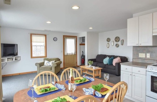 North Truro Casa | Views of Bay Access to Private Beach!