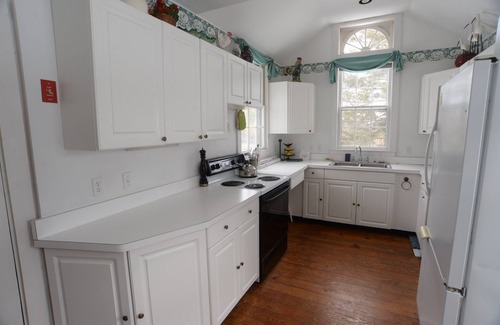 Truro Casa | Views of Cape Cod Bay Near Corn Hill (2214)