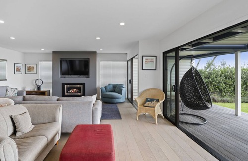 Stanmore Bay Casa | VIEWS ON VIPOND - STANMORE BAY HOLIDAY HOME in Whangaparaoa Peninsula