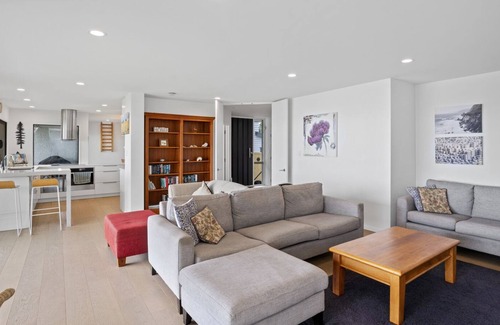 Stanmore Bay Casa | VIEWS ON VIPOND - STANMORE BAY HOLIDAY HOME in Whangaparaoa Peninsula