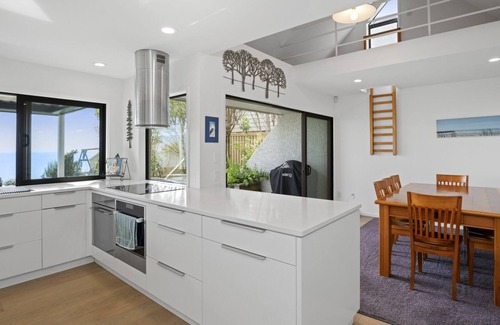 Stanmore Bay Casa | VIEWS ON VIPOND - STANMORE BAY HOLIDAY HOME in Whangaparaoa Peninsula