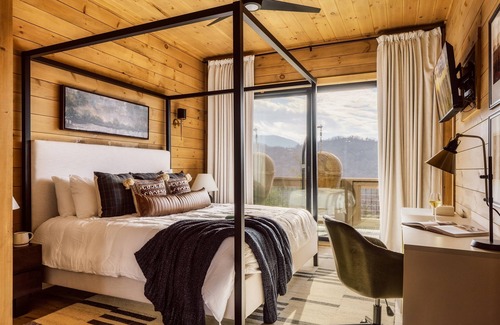 Gatlinburg - Pigeon Forge Cabina | VIEWS! Pool-peloton-game room-theater-hot tub!