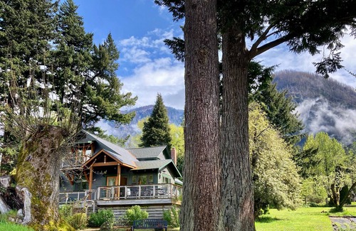 Cascade Locks Casa | VIEWS! Stunning riverfront property-hiking and waterfalls nearby! Pet friendly!
