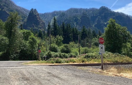 Cascade Locks Casa | VIEWS! Stunning riverfront property-hiking and waterfalls nearby! Pet friendly!