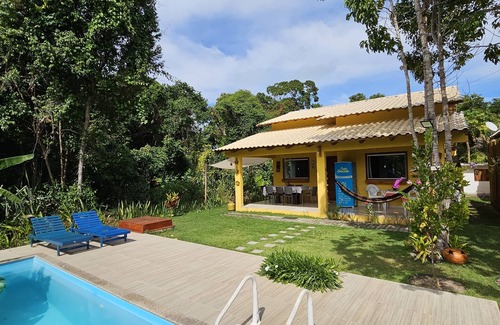 Prado Casa | Vila Axé Casa Amarela Guaratiba Prado/ba 2qts,ar,piscina,50m da Praia. 8 Pessoas