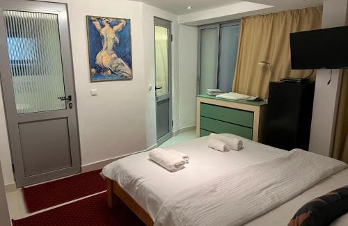 Colibita Casa | Vila Franceză - Cazare cu jacuzzi pe malul lacului Colibița