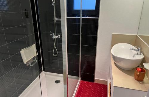 Colibita Casa | Vila Franceză - Cazare cu jacuzzi pe malul lacului Colibița