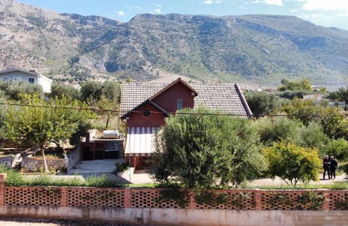 Tragjas Casa | Vila Kuqe