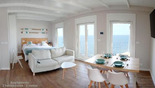 Laracha Apartamento | Vila Mariña. Casa marinera con terraza sobre el mar en Caión