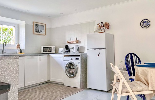 Parede Apartamento | Un retiro cómodo con un jardín privado cerca del océano.