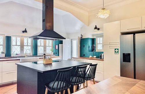 Parede Villa | La villa centenaria y renovada junto al océano: ¡encanto y elegancia!
