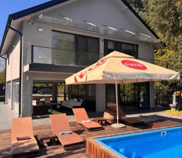 Novi Beograd Casa | Vila Sava with Pool & Jacuzzi and House Boat