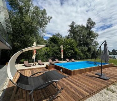 Novi Beograd Casa | Vila Sava with Pool & Jacuzzi and House Boat