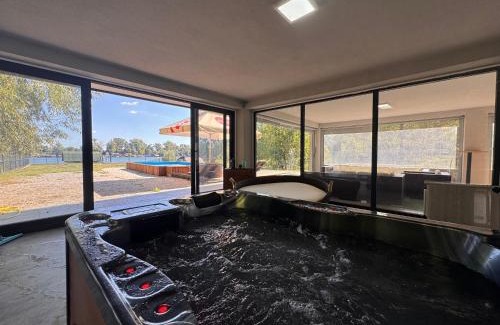 Novi Beograd Casa | Vila Sava with Pool & Jacuzzi and House Boat